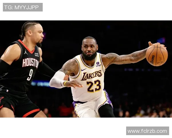 镜头捕捉：湖人赛场小动作引发热议